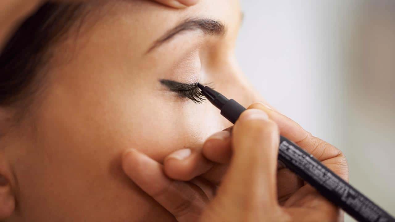 Ini Dia Cara Memakai Eyeliner yang Benar untuk Pemula 92