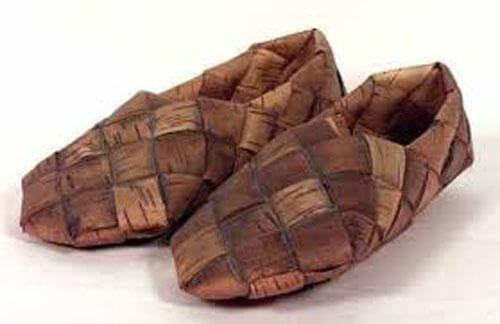 sepatu anyaman kulit kayu
