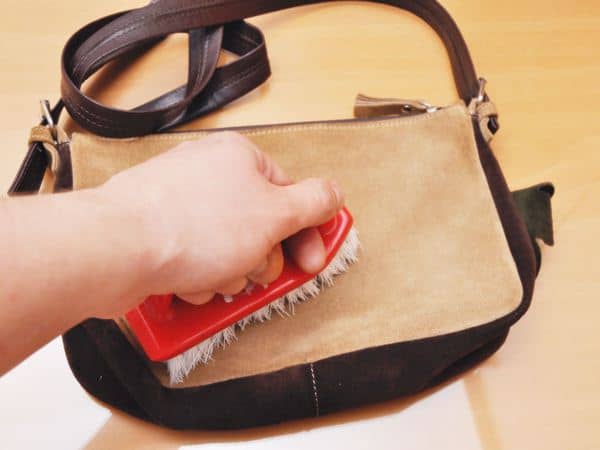 Cara membersihkan tas kulit suede