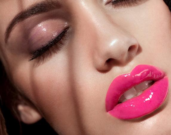cara memakai lipstik untuk bibir tebal Ditegaskan