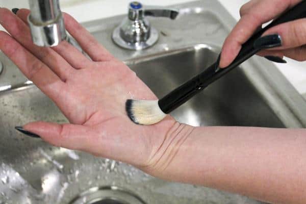 Basahi Kuas cara membersihkan kuas makeup