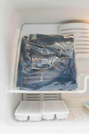 Menghilangkan Bau Pada Pakaian Berbahan Jeans Tanpa Mencucinya