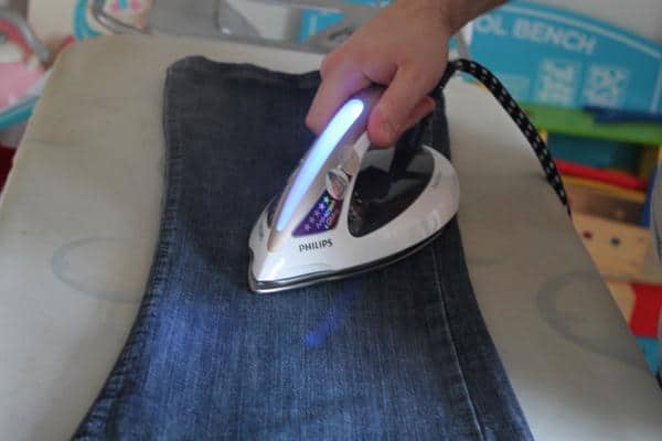 Menyetrika Pakaian Berbahan Jeans
