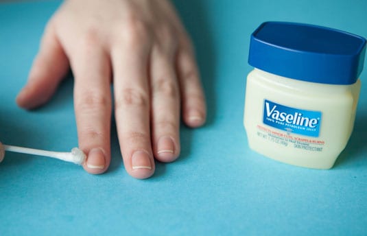 10 Cara Memutihkan Ujung Kuku Seperti Susu French Manicure