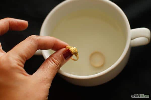 Amonia cara membersihkan perhiasan emas
