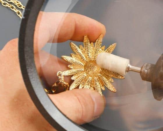 Alkohol cara membersihkan perhiasan emas