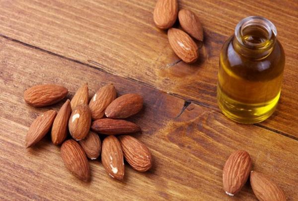 Almond Oil cara menghilangkan maskara waterproof