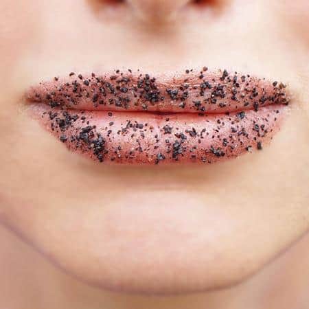 Exfoliate cara menghaluskan bibir
