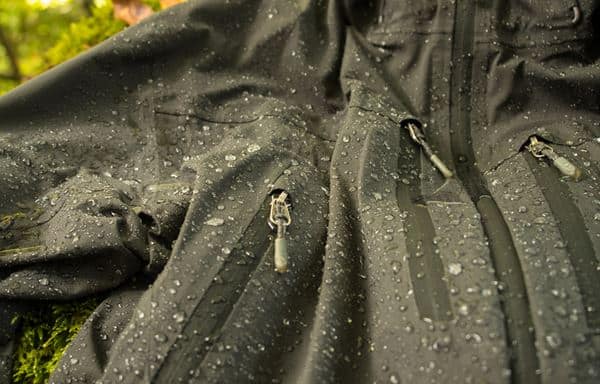 Cara Menghilangkan Jamur pada Jas Hujan