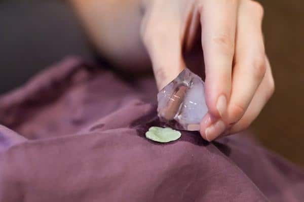 Es Batu cara menghilangkan permen karet di baju