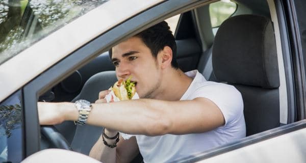 Makan di Dalam Mobil Cara Menghilangkan Semut di Mobil