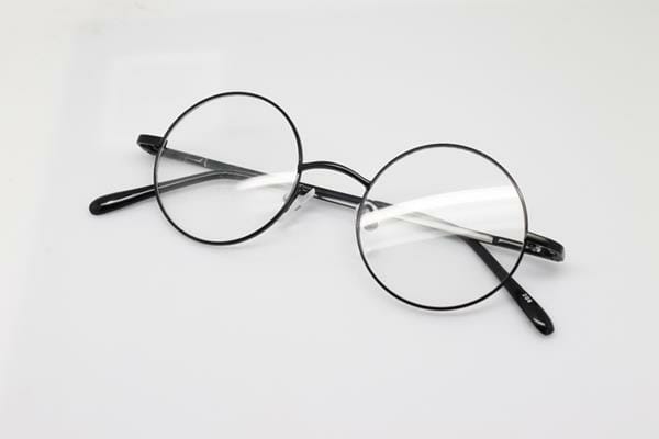 Kacamata berlensa cekung digunakan untuk membantu penderita