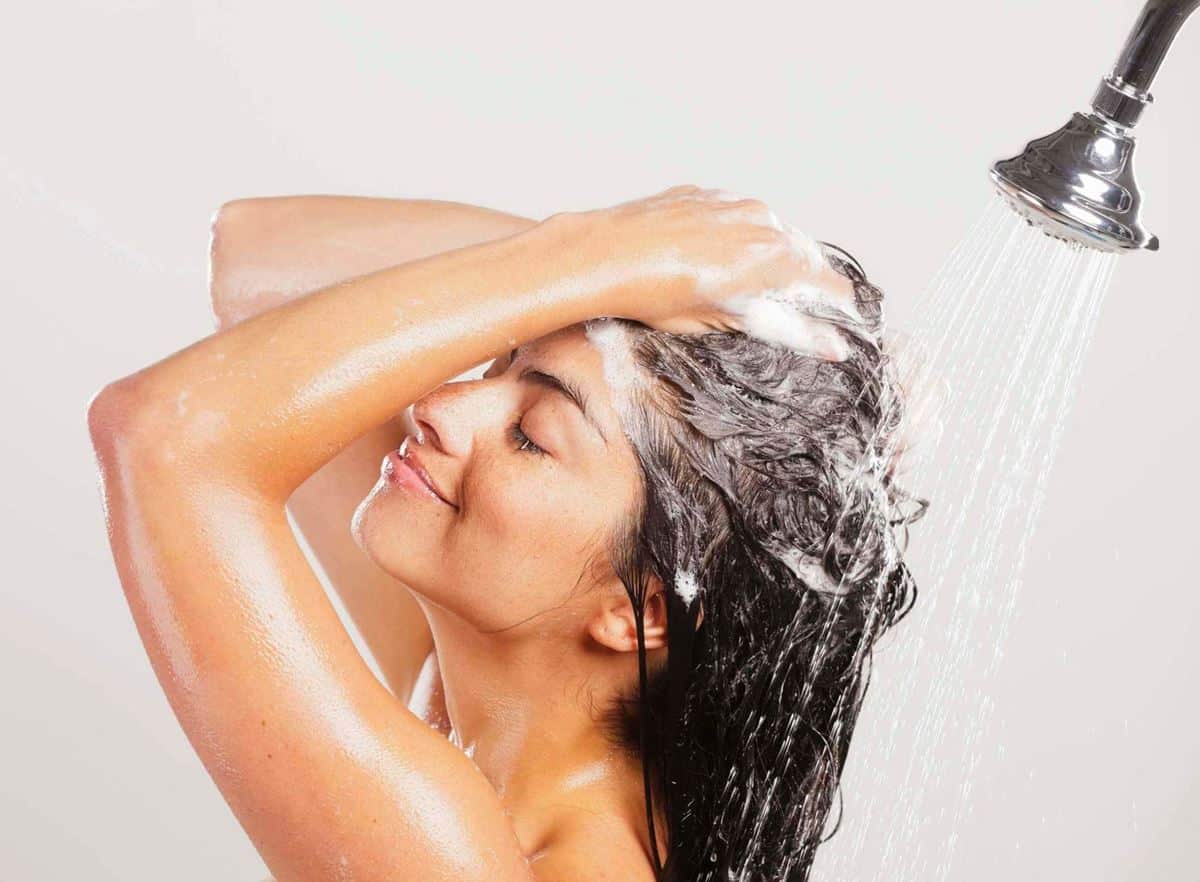 Cuci Rambut Dua Kali Setelah Memakai Dry Shampo