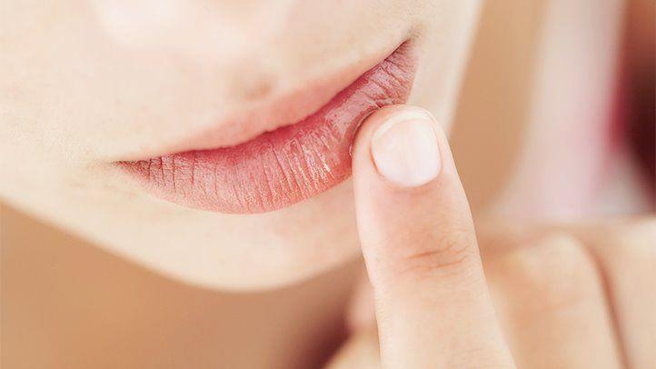 kebiasaan pada pagi hari yang berbahaya untuk kulit_Lupa dengan bibir (Copy)