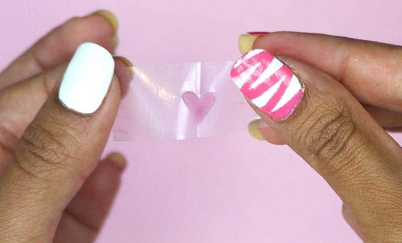 Cara Memasang Selotip untuk Nail Art yang Benar