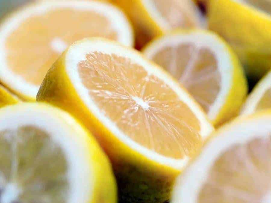 Lemon dengan Air Hangat
