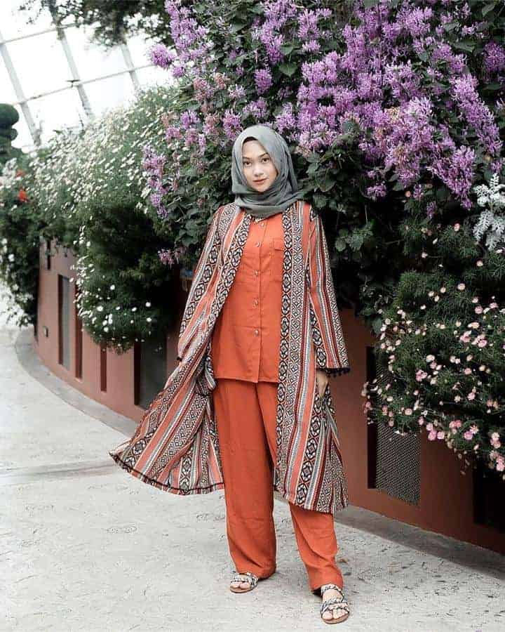 10 Ide Padu Padan Warna Hijab untuk Baju Oranye yang Keren