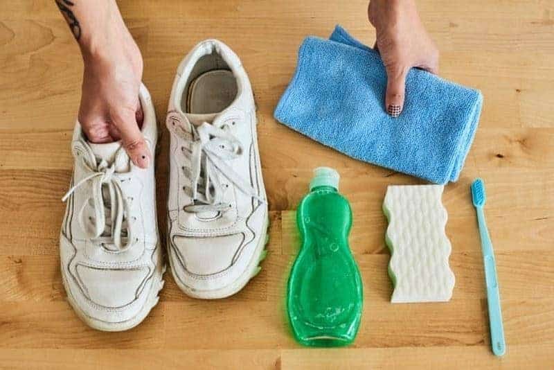 Bersihkan Kedua Permukaan Sepatu