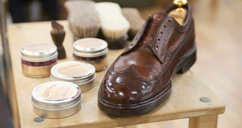 Gosok Permukaan Sepatu Menggunakan Cairan Perawatan Kulit Sepatu