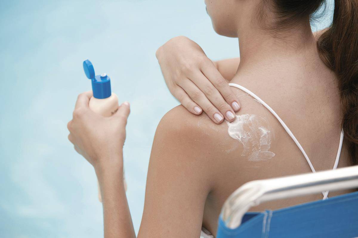 Gunakan Sunscreen dan Produk Perawatan Kulit Lainnya