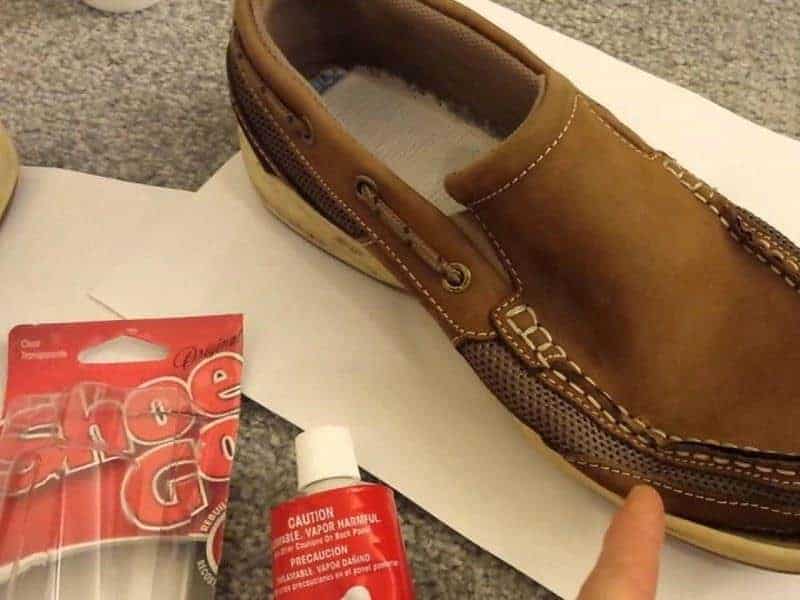Oleskan Shoe Goo pada Permukaan Sepatu