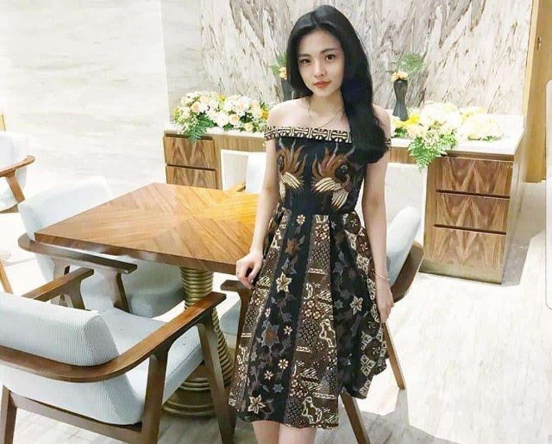 Model Baju Batik Terbaru untuk Remaja_Off Shoulder Midi Dress Batik