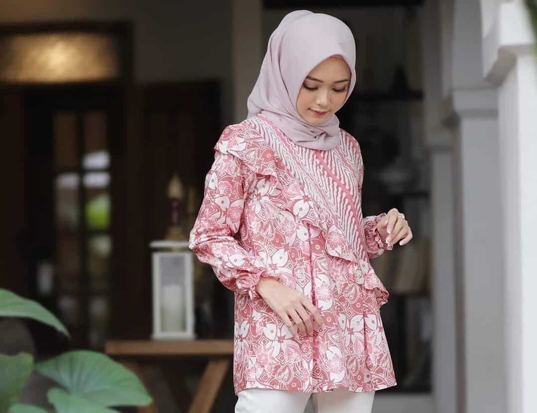 Model Baju Batik Terbaru untuk Remaja_Tunik Cerah dengan Aksen Renda 