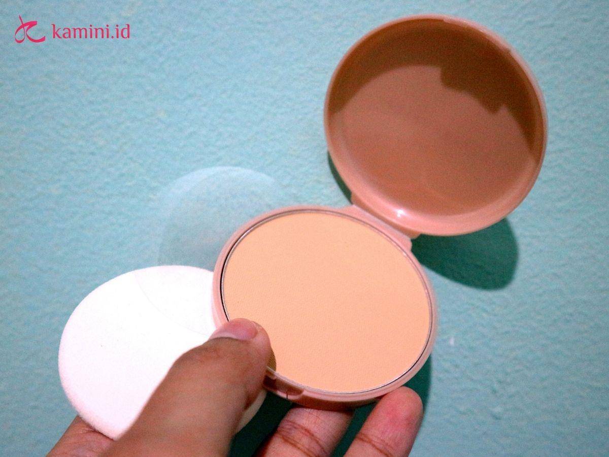 Review Wardah Instaperfect Matte Fit Powder Foundation 9