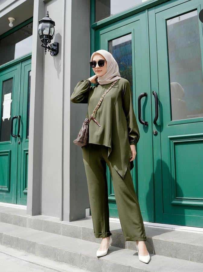 warna jilbab yang cocok untuk baju hijau tua_Garden Green dan Jilbab Krem 