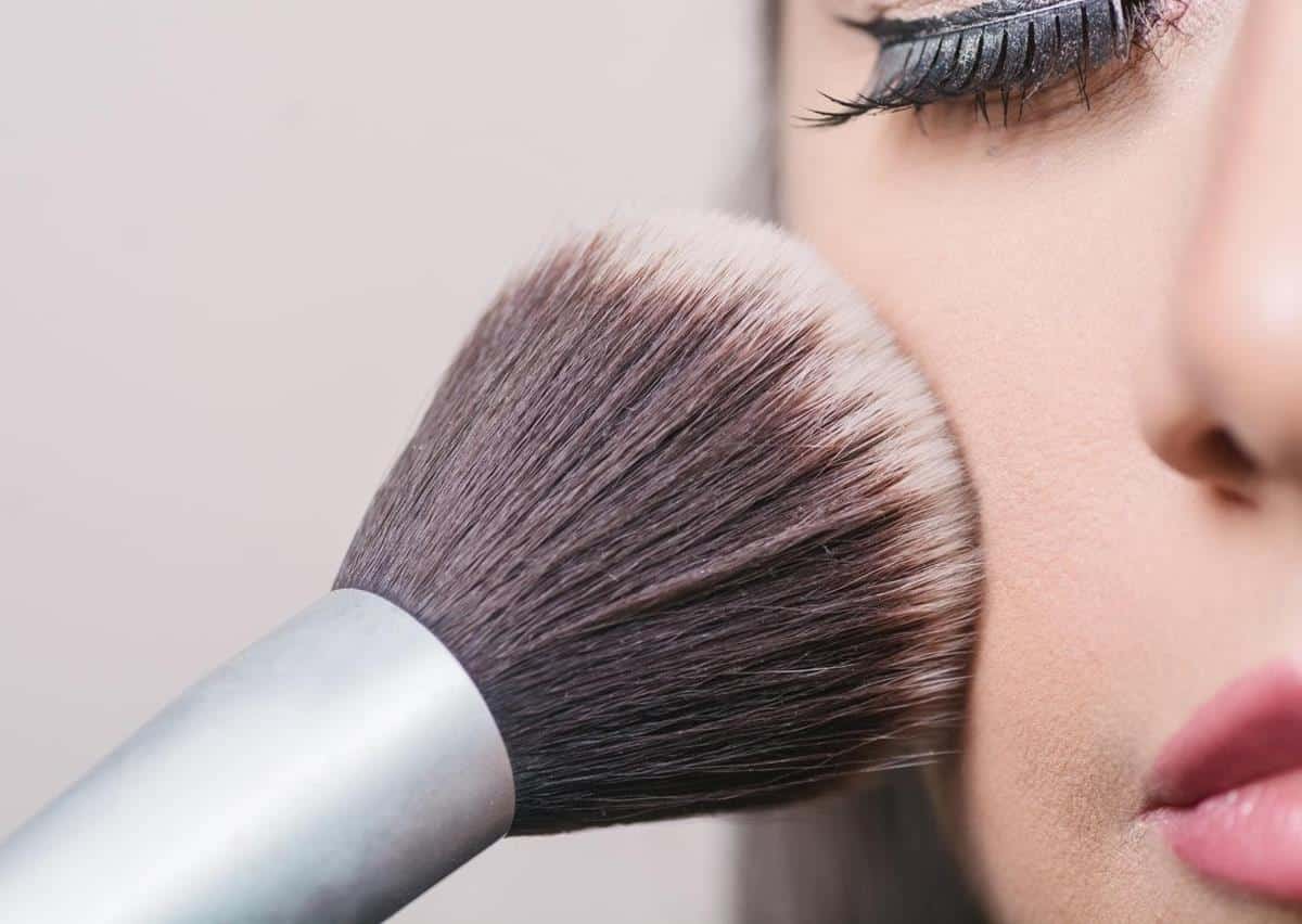 Tips Agar Makeup Tidak Mudah Luntur Di Hari Lebaran_Kunci dengan Bedak Tabur
