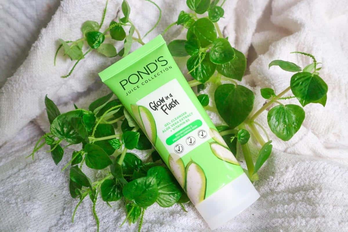 Review Pond's Glow in A Flash Aloe Vera + Vit. B3 Gel Cleanser