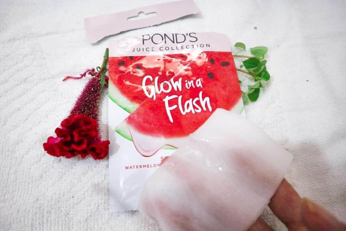 Review Pond’s Glow in A Flash Sheet Mask Varian Watermelon 9