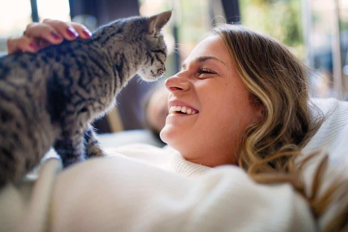 fakta tentang wanita pencinta kucing_Orang yang Selalu Bahagia