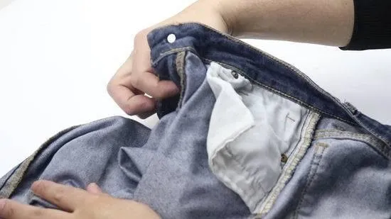cara mencuci celana jeans hitam agar tidak luntur_Membalik Bagian Dalam Jeans ke Luar_