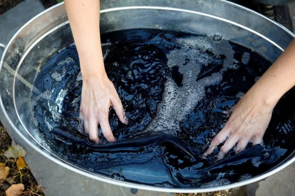 cara mencuci celana jeans hitam agar tidak luntur_Mencuci dengan Air Dingin_