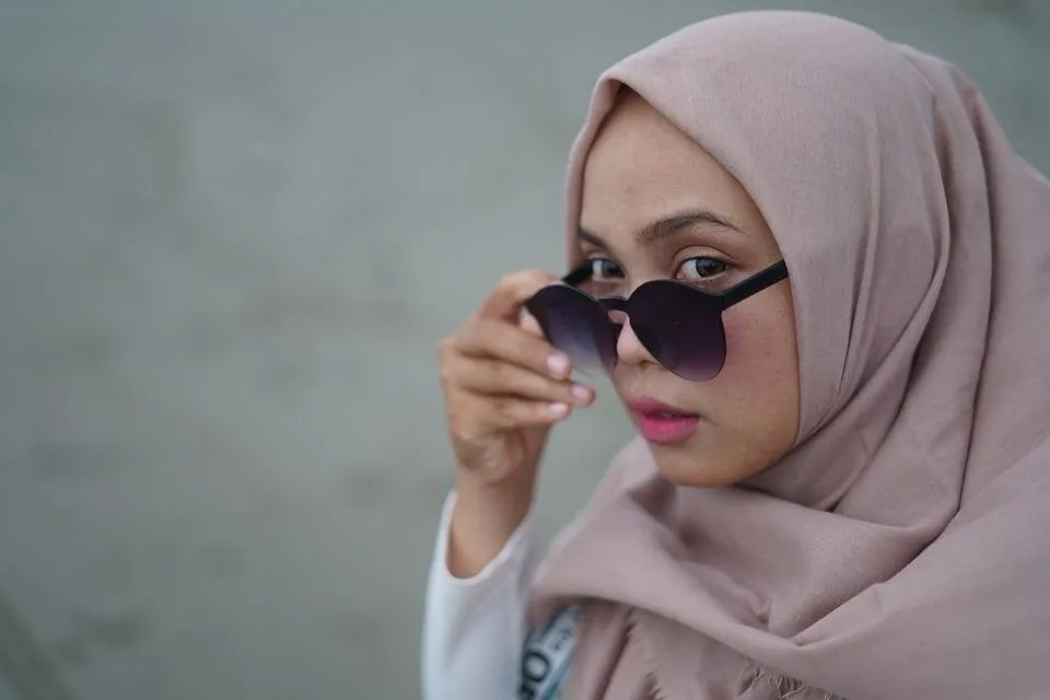 Gaya berfoto yang keren untuk wanita berhijab_Bergaya dengan Memakai Kacamata_
