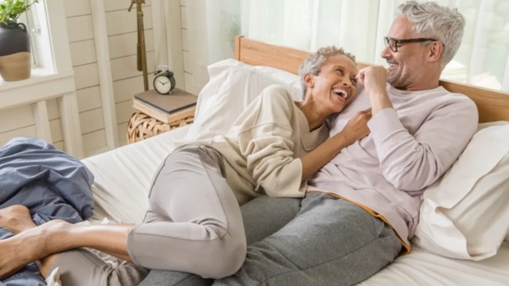 Buat Hubungan Semakin Berkualitas, Ini 6 Manfaat Pillow Talk