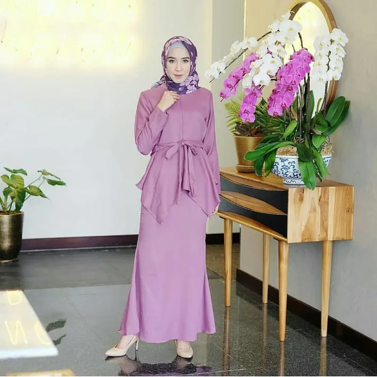 warna hijab untuk baju ungu muda_Ungu Muda dengan Hijab Bermotif_