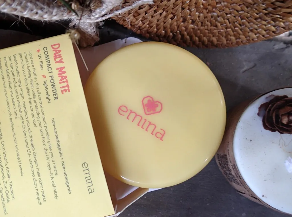 Review Emina Daily Matte Compact Powder_Kemasan_