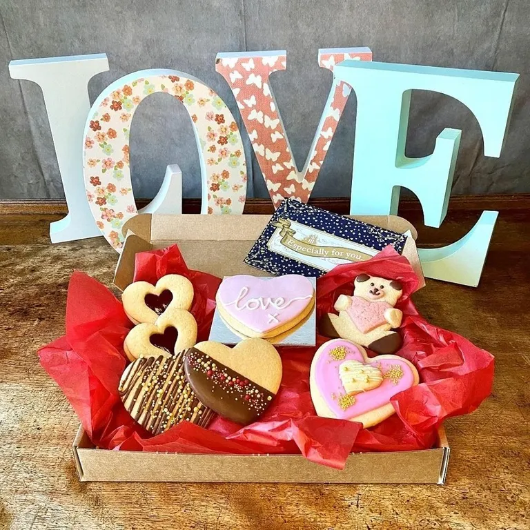hampers valentine_Hampers Cookies dan Kartu Ucapan Cinta_