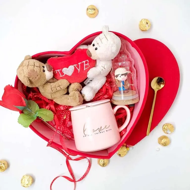 hampers valentine_Hampers Mug dan Boneka Pasangan_