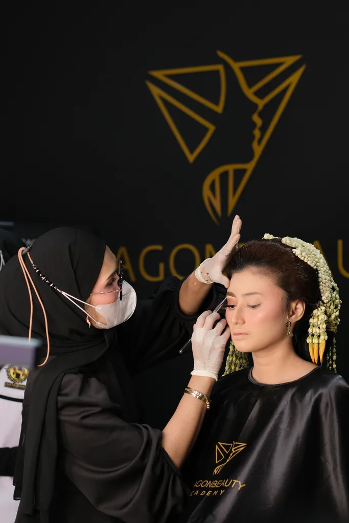 2022 - Pelatihan Make Up Paragon Beauty Academy Bersama MUA Olis Herawati_