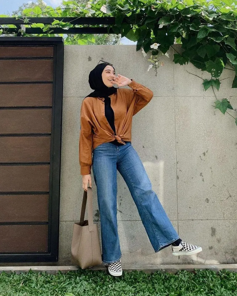 ootd hijab celana jeans biru-7_