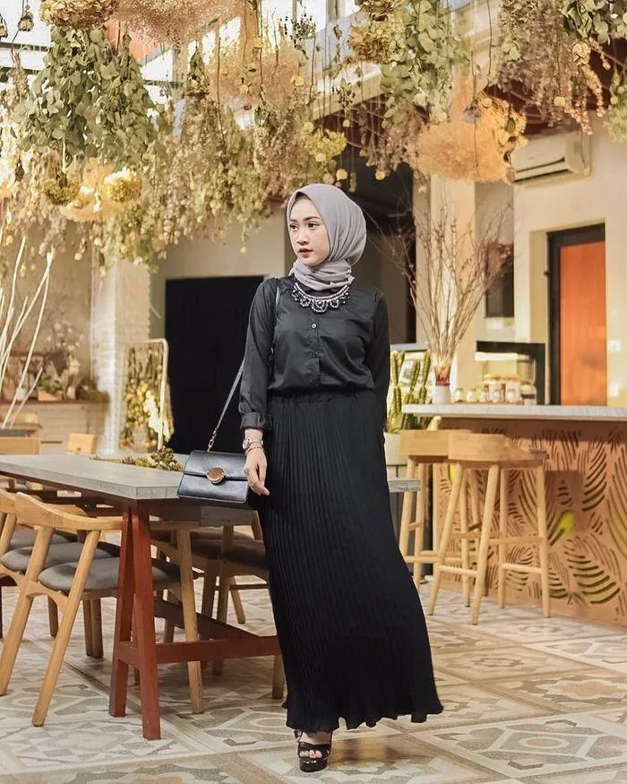 rok plisket hitam hijab-5_