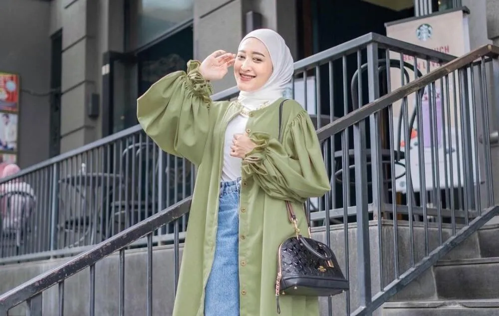 Warna Hijab yang Cocok Untuk Baju Matcha_Putih_