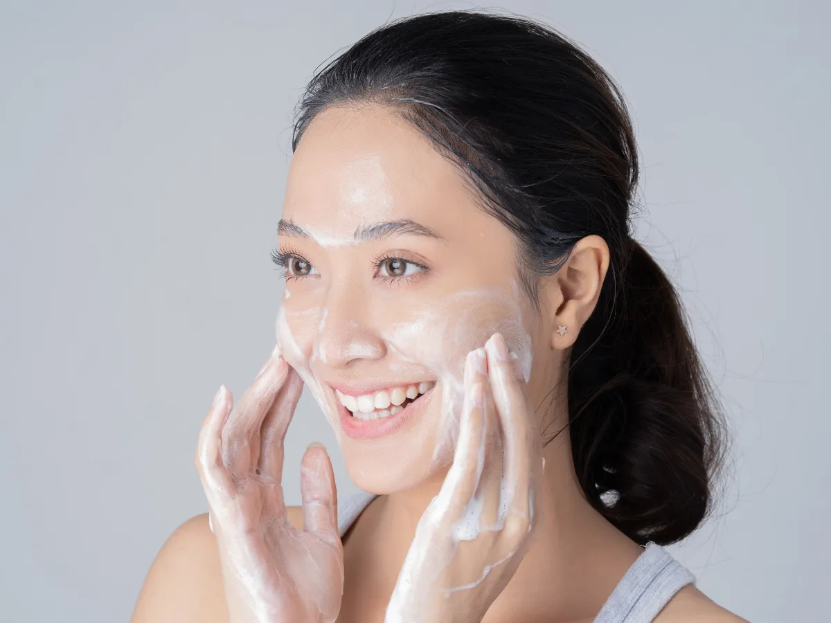 1. Mulai dari Membersihkan Wajah dengan Benar_