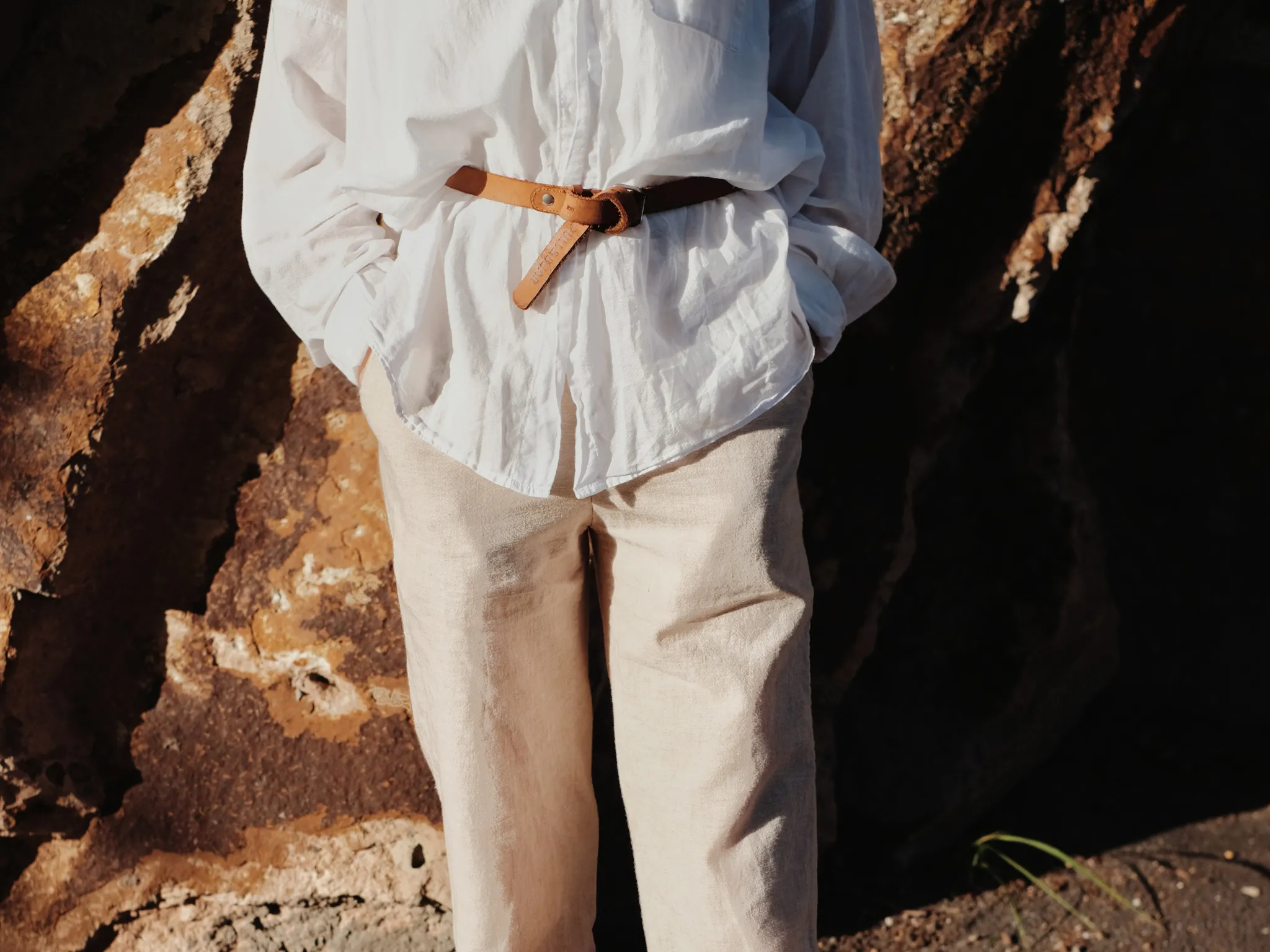 1. Atasan Putih dan Celana Beige_