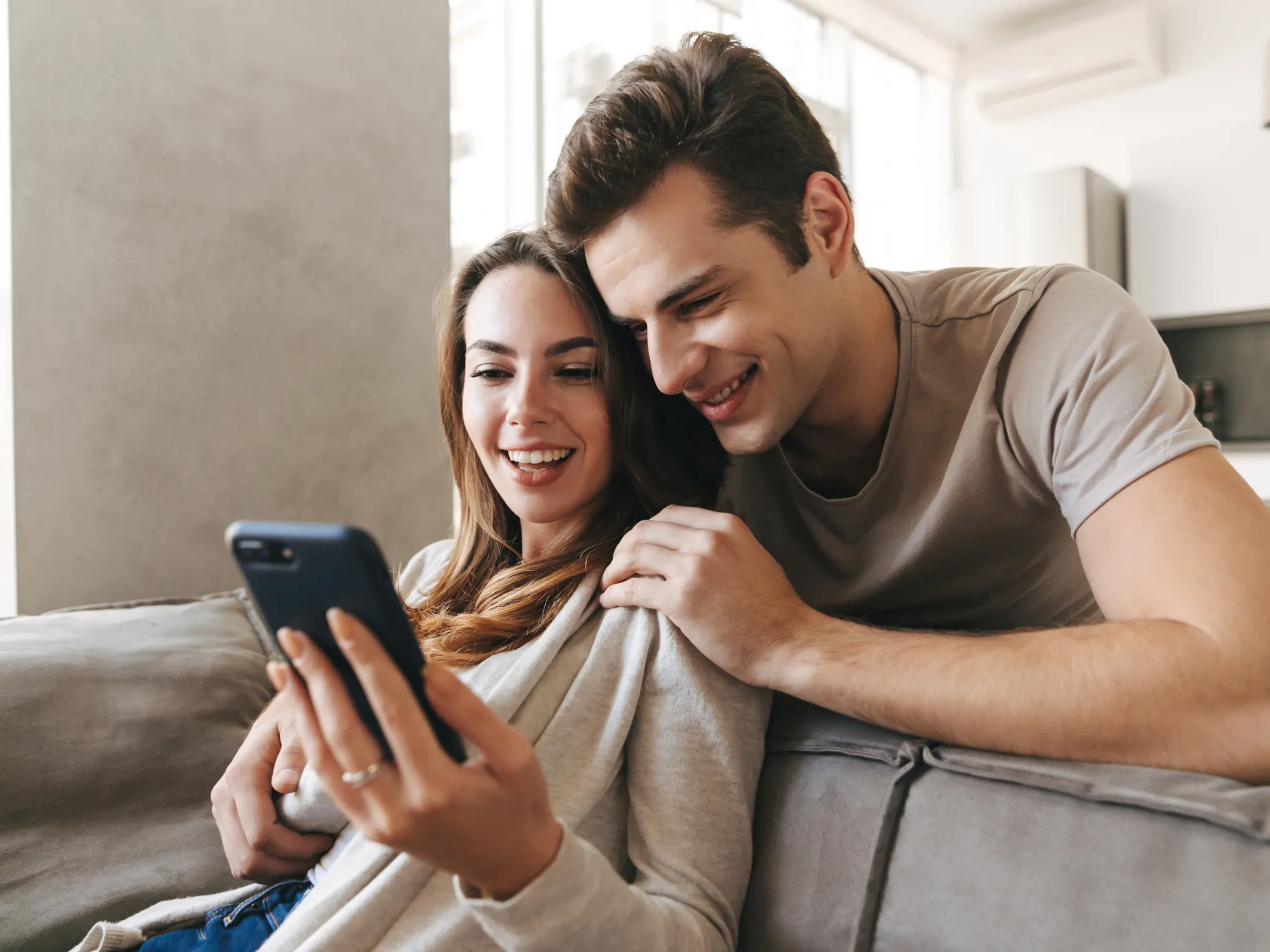 1. Love Bombing Manisnya Bikin Mabuk Kepayang_