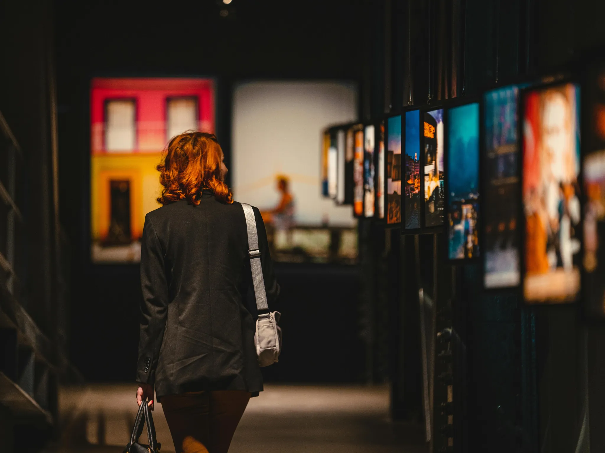 10. Mengunjungi Galeri Seni atau Museum_