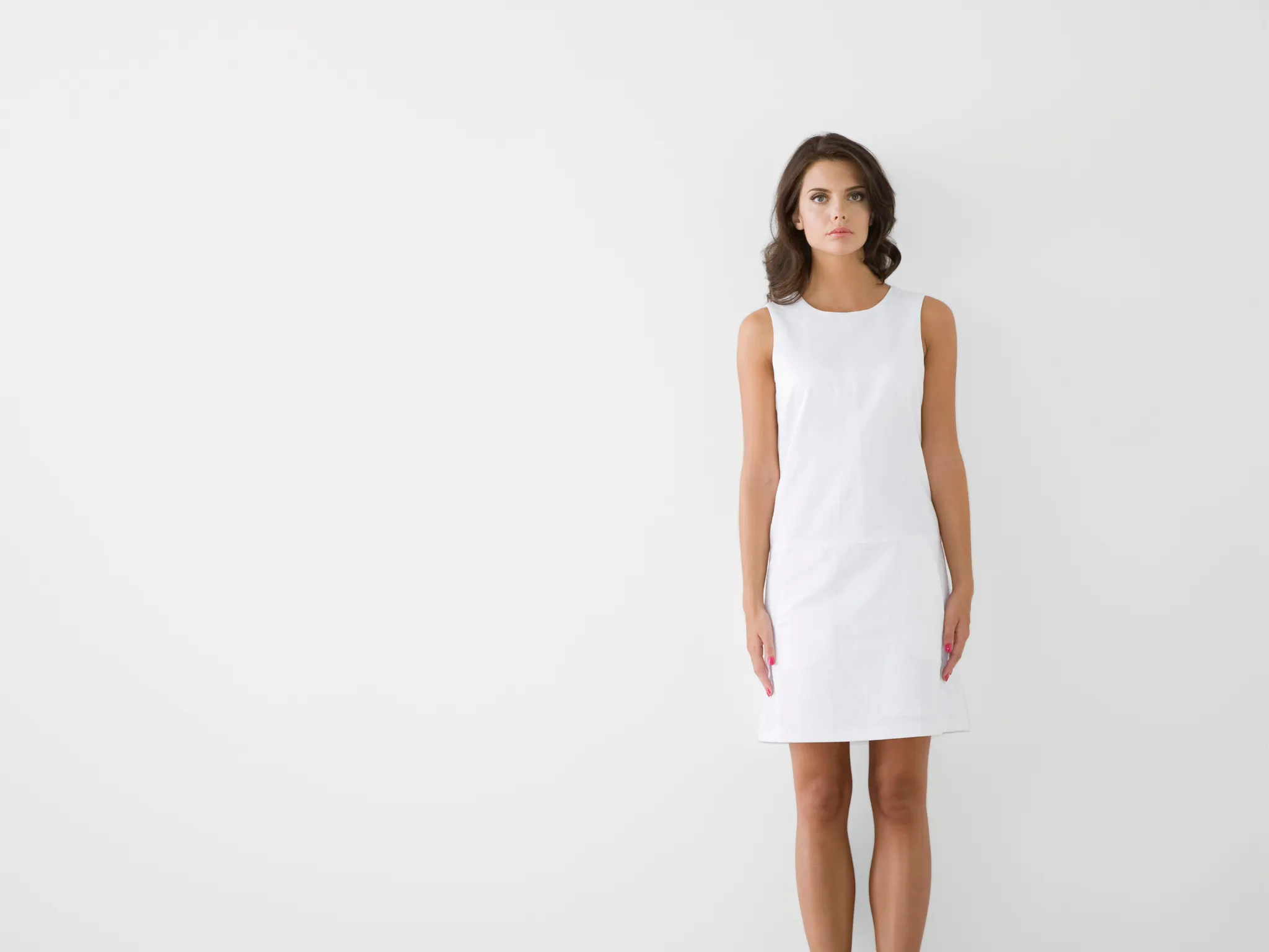 2. Dress Monokrom dengan Potongan Lurus_